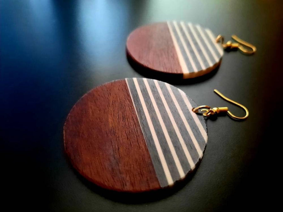 Black-white-brown striped wooden earrings in round shape made of walnut wood and resin, new, handmade earrings from Germany, 4-6 cm