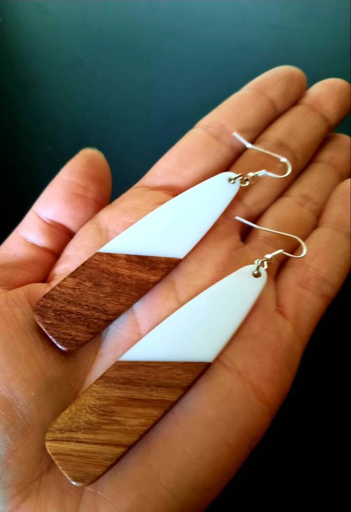 Light grey-brown wooden earrings in the form of elongated tears, made of walnut wood and grey synthetic resin, handmade earrings, Germany, 8 cm