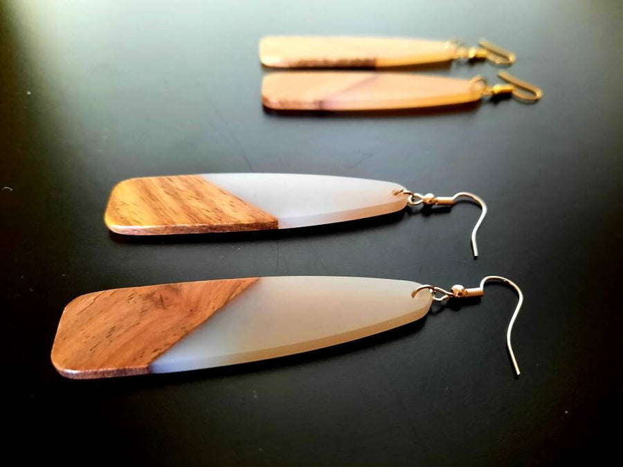 Light grey-brown wooden earrings in the form of elongated tears, made of walnut wood and grey synthetic resin, handmade earrings, Germany, 8 cm