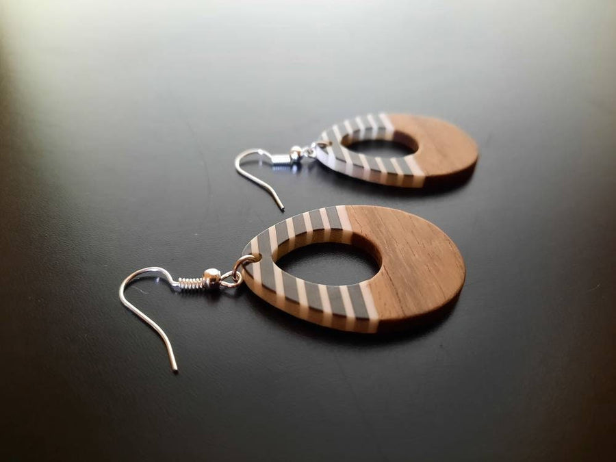 Black-white-brown striped wooden earrings in teardrop shape, made of walnut wood and resin, new, handmade earrings from Germany, 4-6 cm