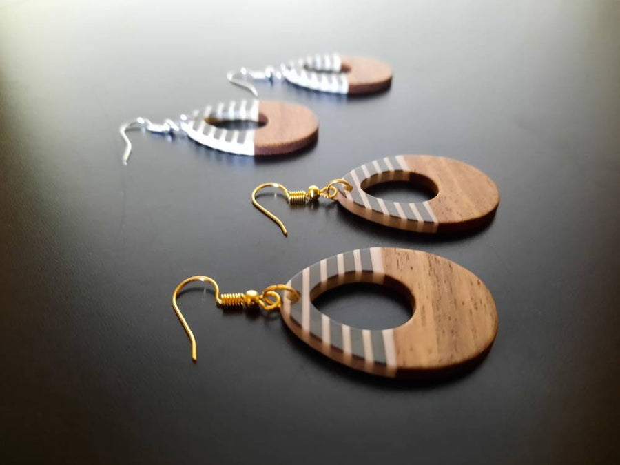 Black-white-brown striped wooden earrings in teardrop shape, made of walnut wood and resin, new, handmade earrings from Germany, 4-6 cm