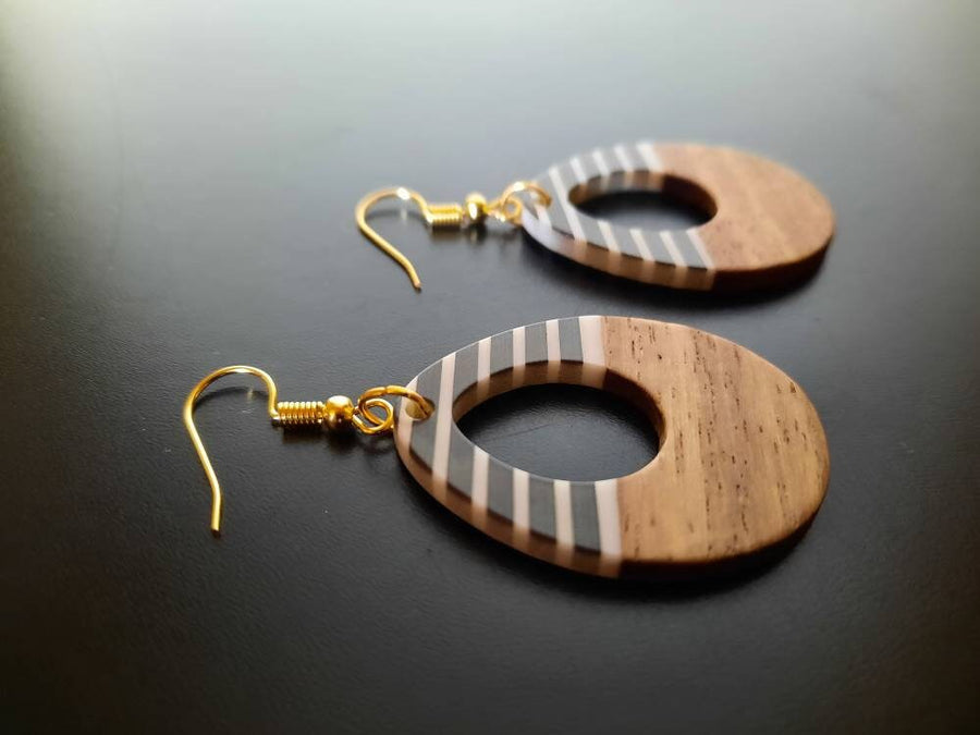 Black-white-brown striped wooden earrings in round shape made of walnut wood and resin, new, handmade earrings from Germany, 4-6 cm