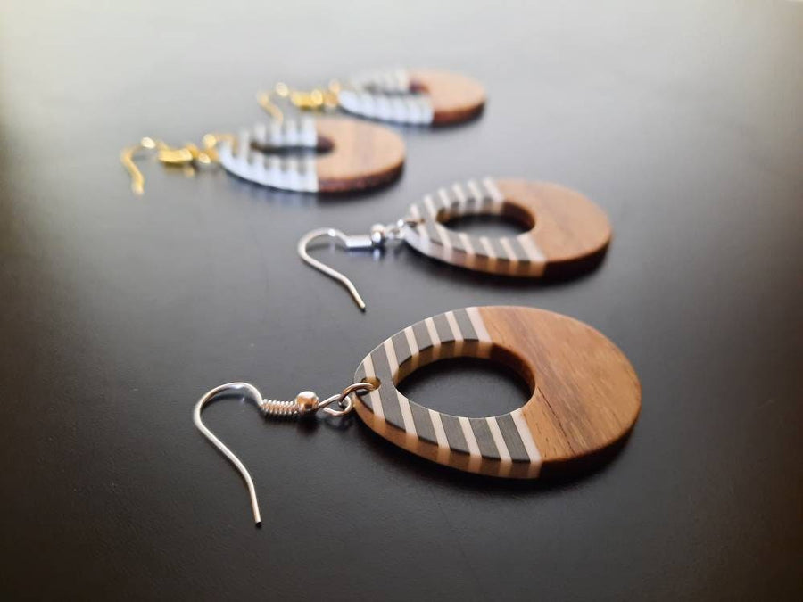 Black-white-brown striped wooden earrings in round shape made of walnut wood and resin, new, handmade earrings from Germany, 4-6 cm