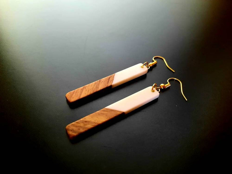 White-brown wooden earrings in the form of long sticks, made of walnut wood and white resin, handmade earrings, new, Germany, 7 cm