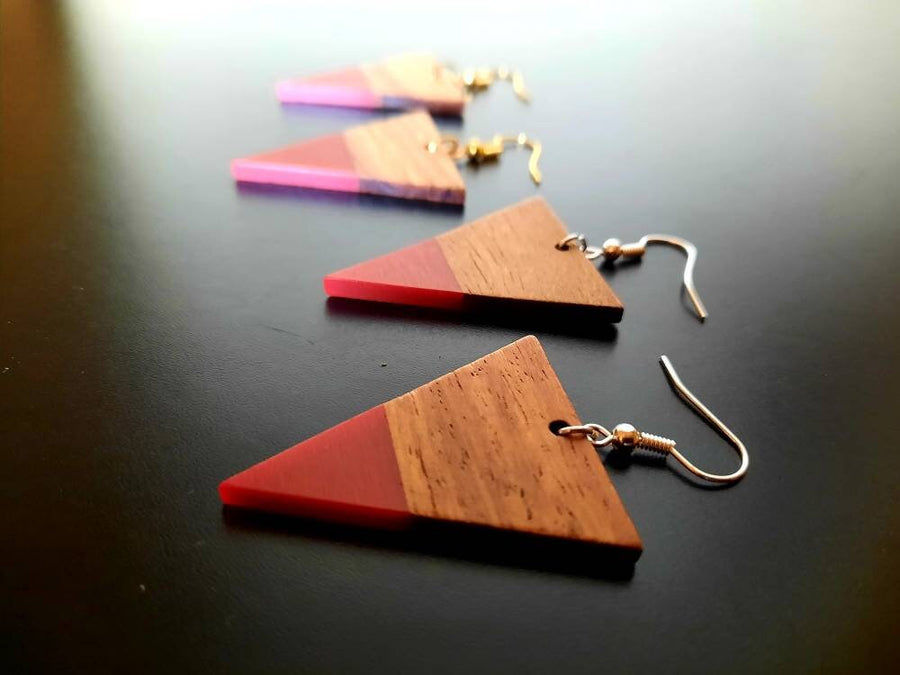 Red-brown wooden earrings in the shape of triangles with pendants made of walnut wood and resin, new, handmade earrings, Germany, 5 cm