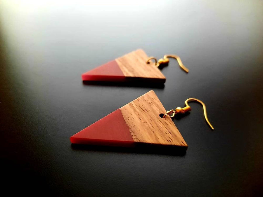 Red-brown wooden earrings in the shape of triangles with pendants made of walnut wood and resin, new, handmade earrings, Germany, 5 cm