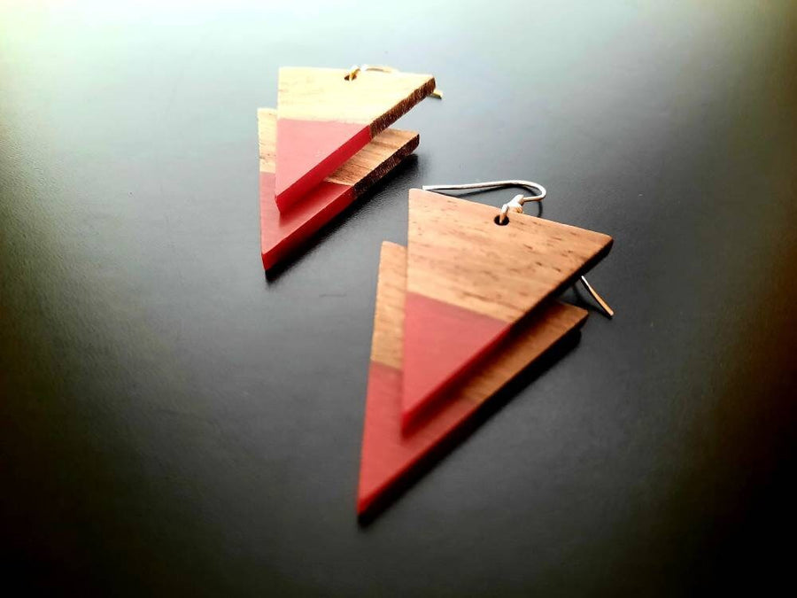 Black-brown wooden earrings in the form of triangles with pendants made of walnut wood and resin, new, handmade earrings from Germany