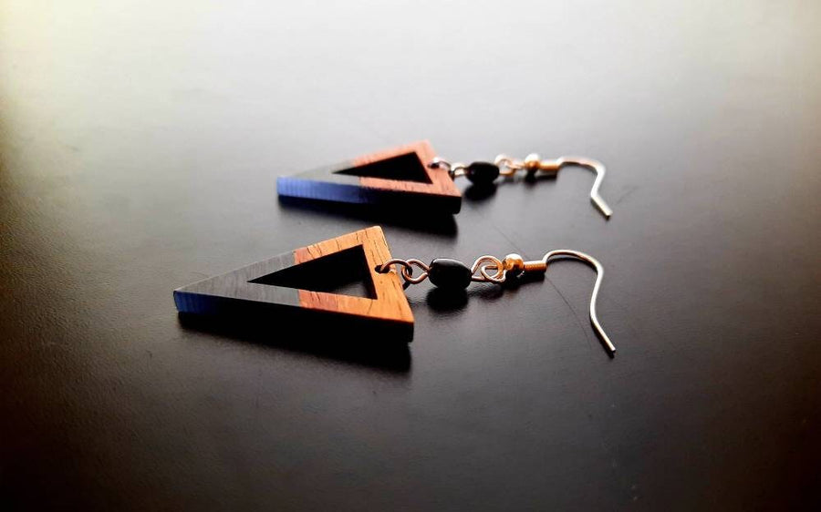 Black-brown wooden earrings in the form of triangles, triangular hole, walnut wood and resin, new, handmade earrings, Germany, 5 cm