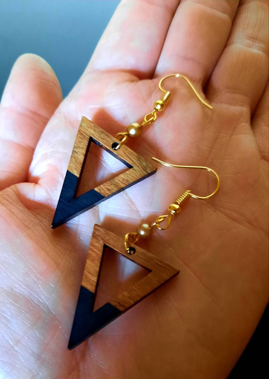 Black-brown wooden earrings in the form of triangles, triangular hole, walnut wood and resin, new, handmade earrings, Germany, 5 cm