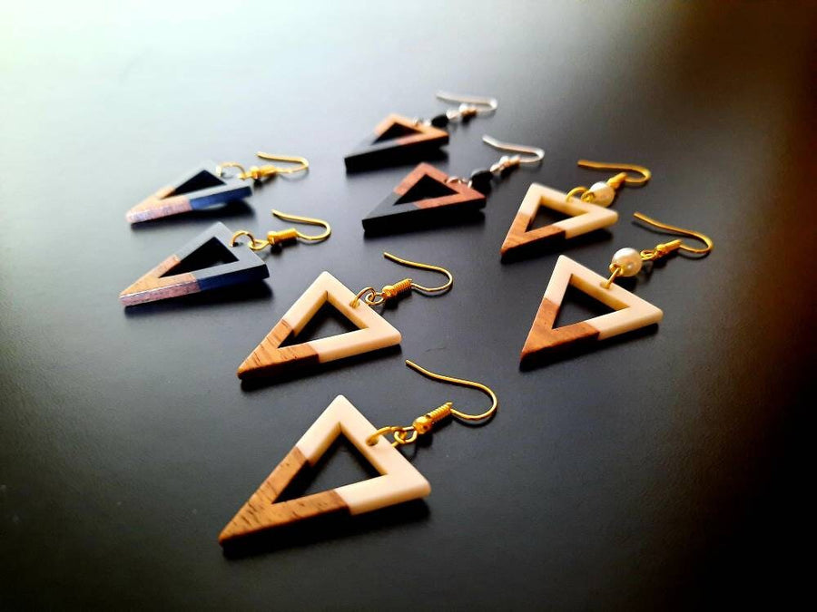 Black-brown wooden earrings in the form of triangles, triangular hole, walnut wood and resin, new, handmade earrings, Germany, 5 cm