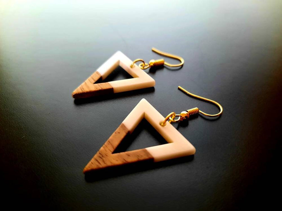 White hanging earrings with brown triangles with pearl & triangular hole, walnut wood and synthetic resin, handmade earrings, Germany, 5 cm