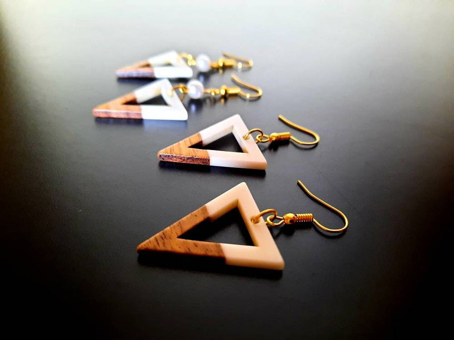 White hanging earrings with brown triangles with pearl & triangular hole, walnut wood and synthetic resin, handmade earrings, Germany, 5 cm