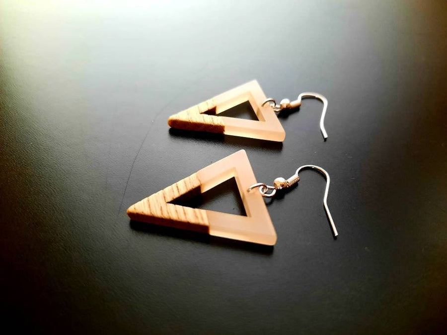 Cream-transparent wooden earrings in the form of triangles with hole, walnut wood and resin, new, handmade earrings from Germany, 5 cm