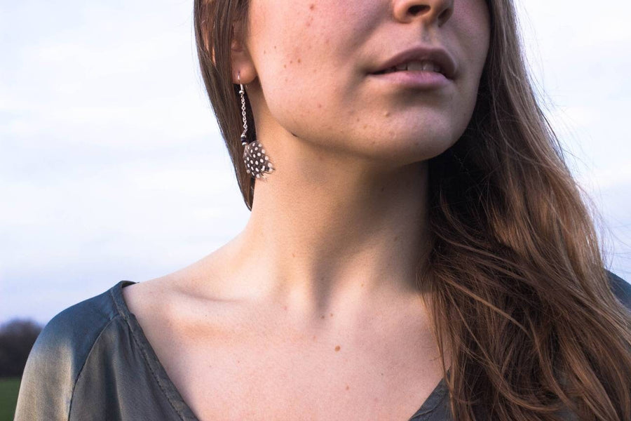 Black and white dotted feather earrings, hanging earrings with feathers and small beads (silver, gold and black), handmade, 6 cm, new