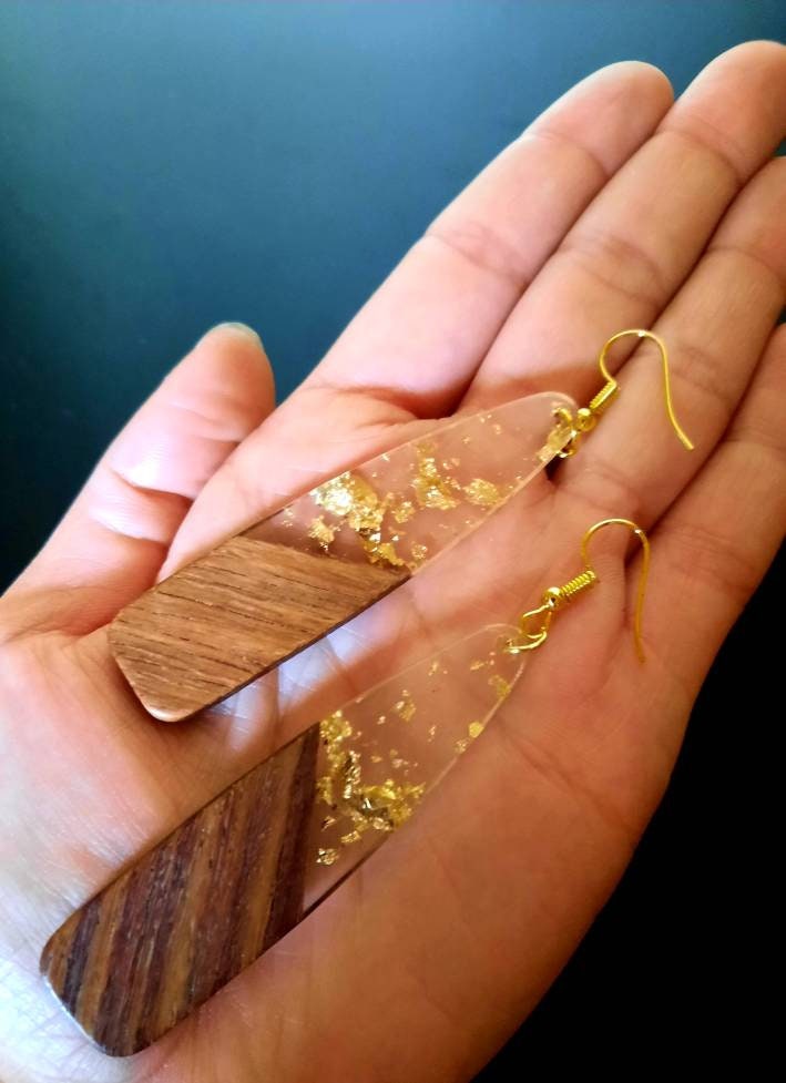 Gold-transparent wooden earrings in the form of elongated tears, made of walnut wood, resin and gold foil, handmade earrings, Germany, 8 cm