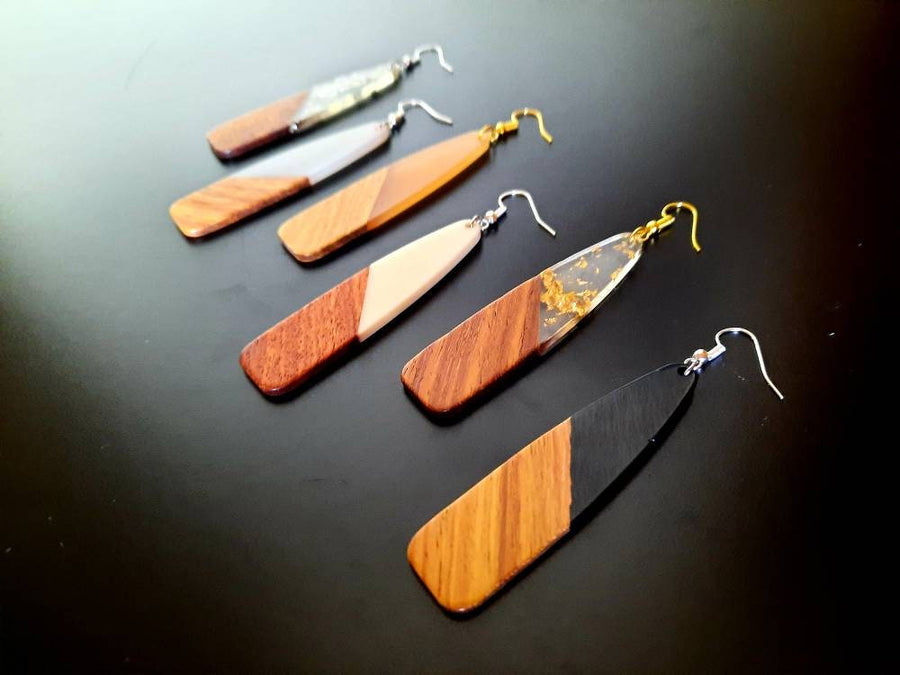 Gold-transparent wooden earrings in the form of elongated tears, made of walnut wood, resin and gold foil, handmade earrings, Germany, 8 cm