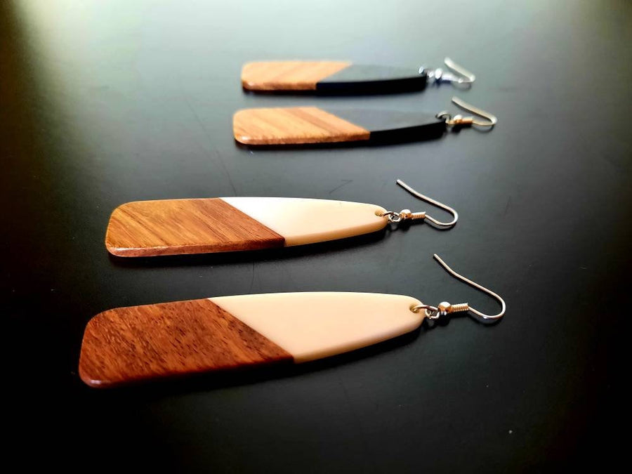 Light grey-brown wooden earrings in the form of elongated tears, made of walnut wood and grey synthetic resin, handmade earrings, Germany, 8 cm