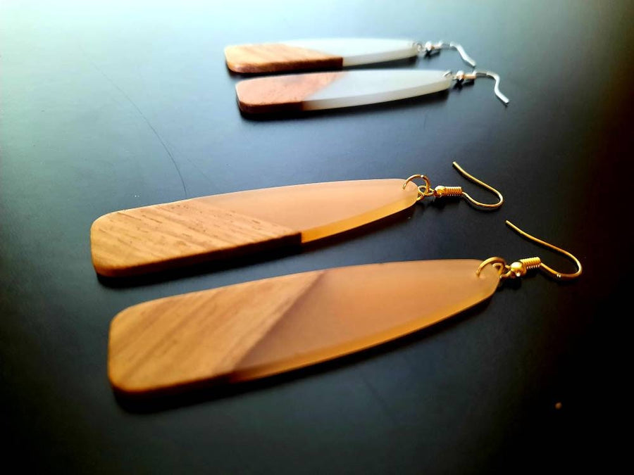 Gold-transparent wooden earrings in the form of elongated tears, made of walnut wood, resin and gold foil, handmade earrings, Germany, 8 cm