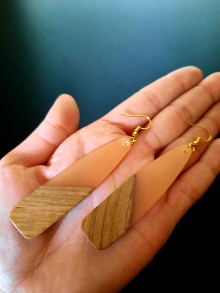 Rose/salmon-brown wooden earrings in the form of elongated tears, walnut wood and grey synthetic resin, handmade earrings from Germany, 8 cm