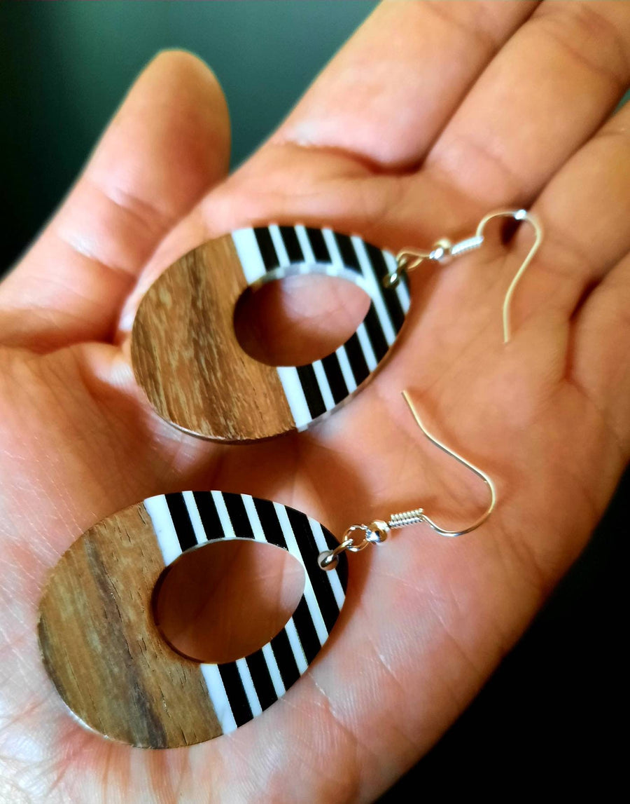 Black-white-brown striped wooden earrings in teardrop shape, made of walnut wood and resin, new, handmade earrings from Germany, 4-6 cm