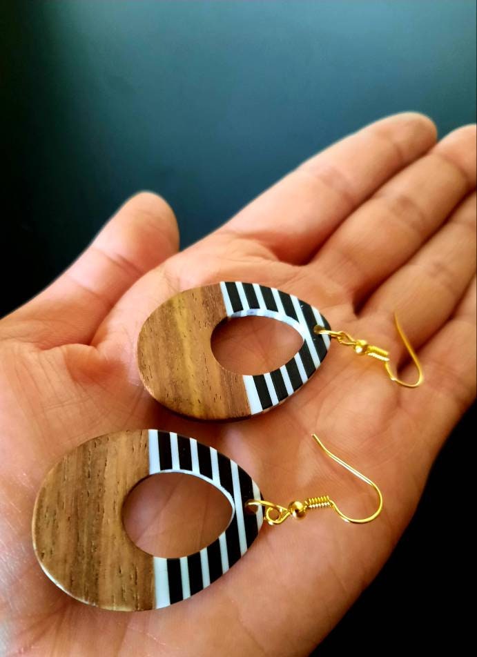 Black-white-brown striped wooden earrings in teardrop shape, made of walnut wood and resin, new, handmade earrings from Germany, 4-6 cm