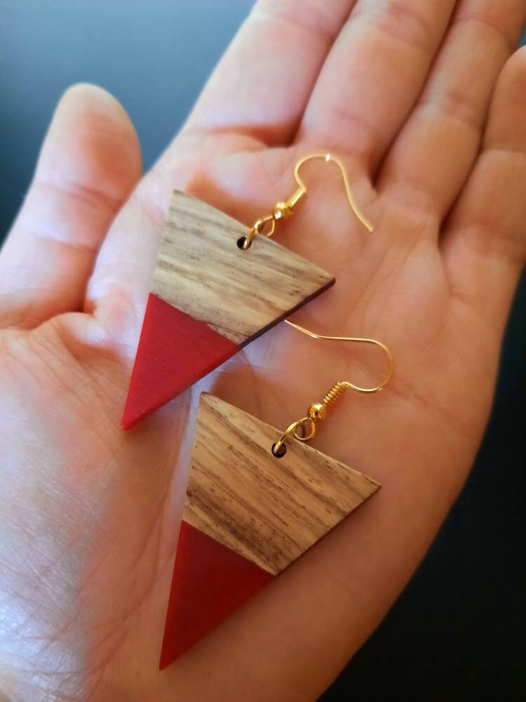 Red-brown wooden earrings in the shape of triangles with pendants made of walnut wood and resin, new, handmade earrings, Germany, 5 cm