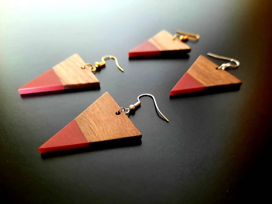 Red-brown wooden earrings in the shape of triangles with pendants made of walnut wood and resin, new, handmade earrings, Germany, 5 cm