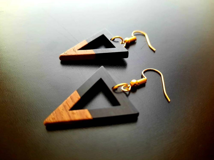 Black-brown wooden earrings in the form of triangles, triangular hole, walnut wood and resin, new, handmade earrings, Germany, 5 cm