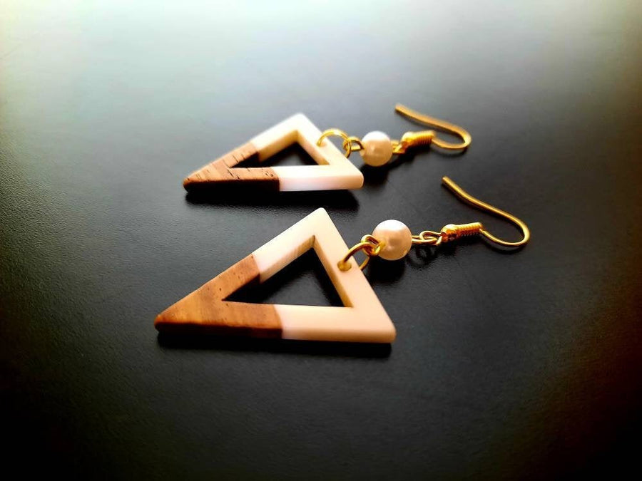 White hanging earrings with brown triangles with pearl & triangular hole, walnut wood and synthetic resin, handmade earrings, Germany, 5 cm