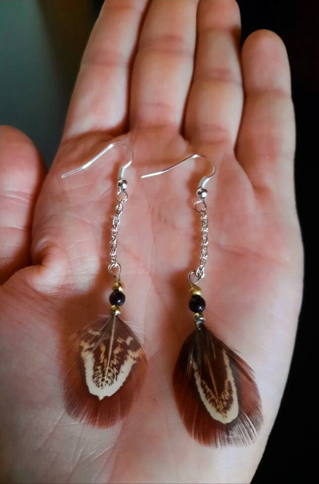 Brown-black striped feather earrings, hanging earrings with feathers and small beads (silver, gold and black), handmade, 6 cm, new