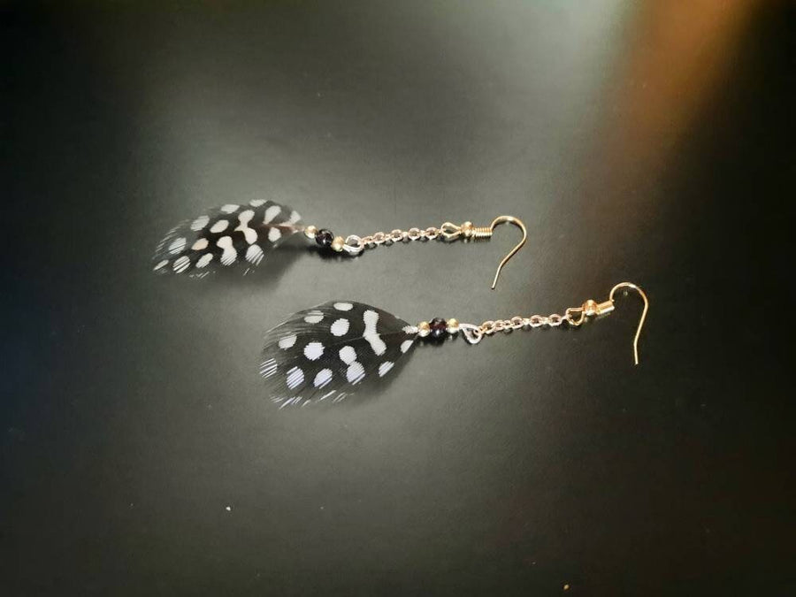 Black and white dotted feather earrings, hanging earrings with feathers and small beads (silver, gold and black), handmade, 6 cm, new