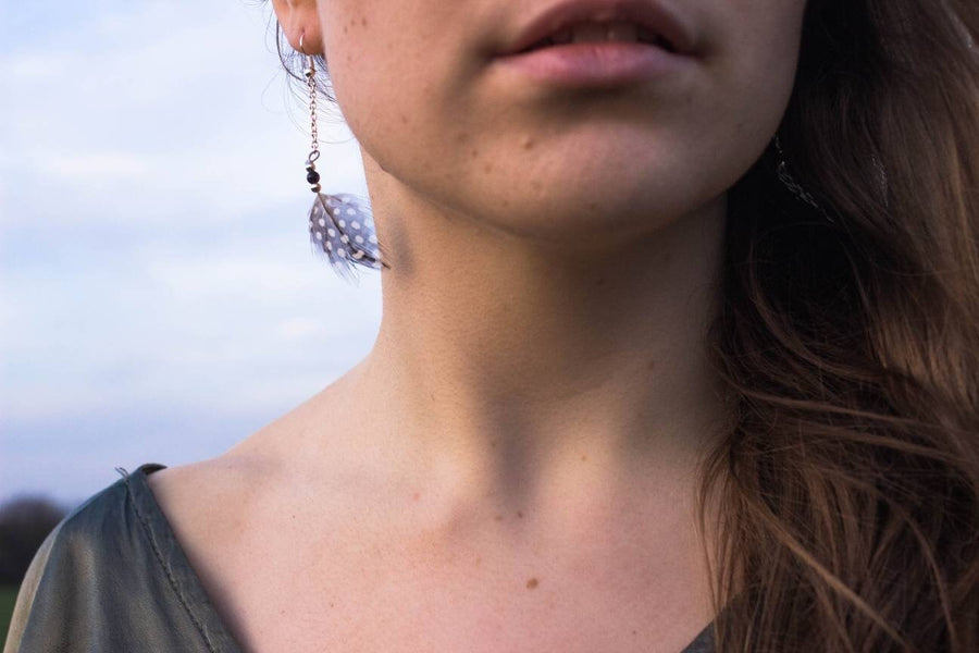 Black and white dotted feather earrings, hanging earrings with feathers and small beads (silver, gold and black), handmade, 6 cm, new