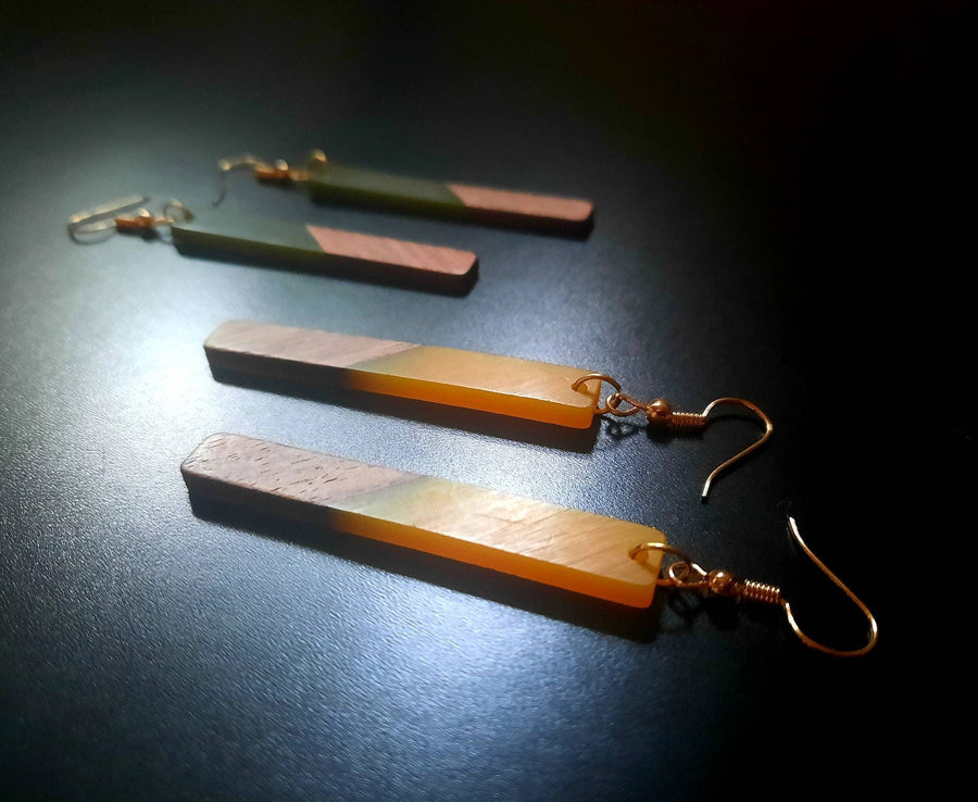 Green-olive wooden earrings in the shape of long sticks, made of walnut wood and green resin, handmade earrings, Germany, 7 cm, new