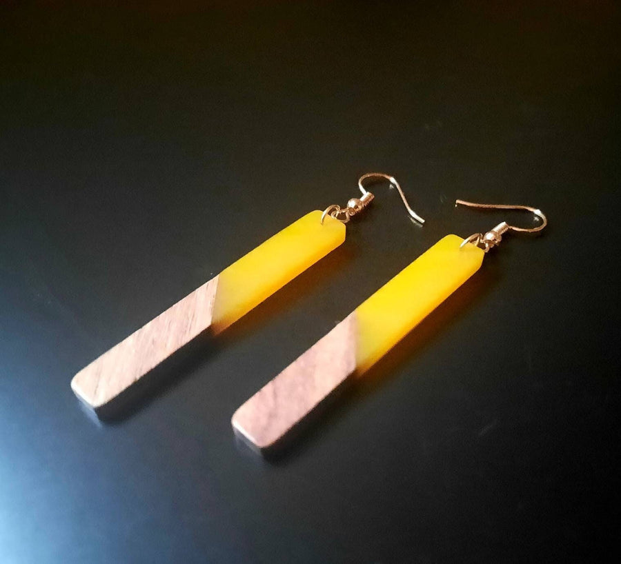 Yellow-brown wooden earrings in the form of long sticks, made of walnut wood and yellow synthetic resin, handmade earrings, Germany, 7 cm, new