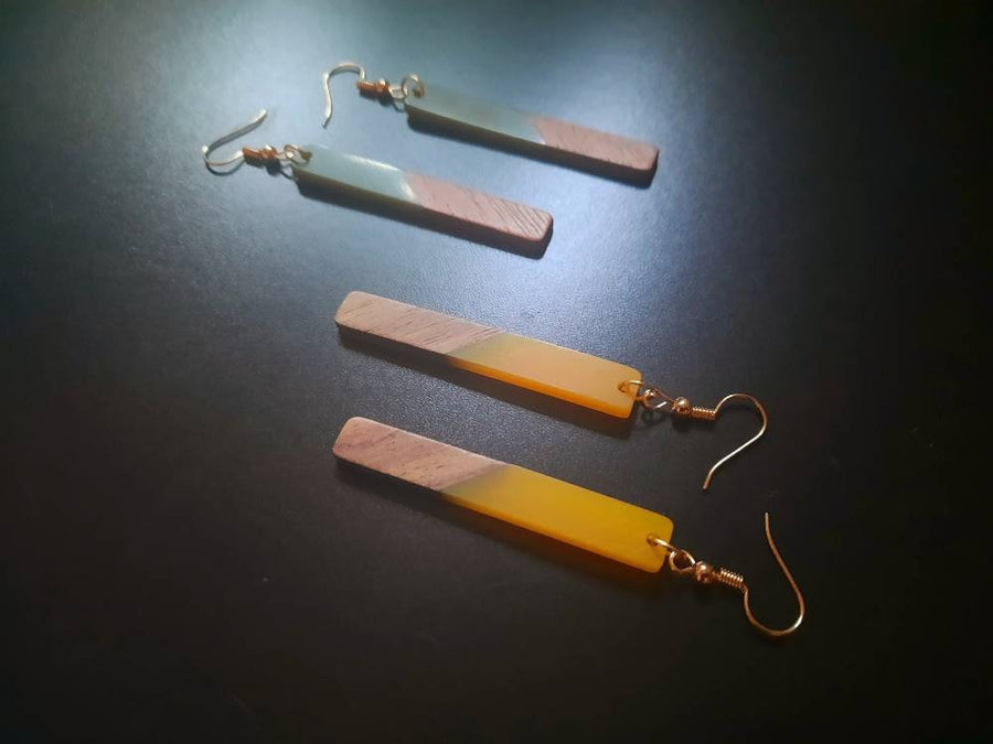 Gold-transparent wooden earrings in the form of long rods, walnut wood, resin and gold foil, handmade earrings, Germany, 7 cm, new