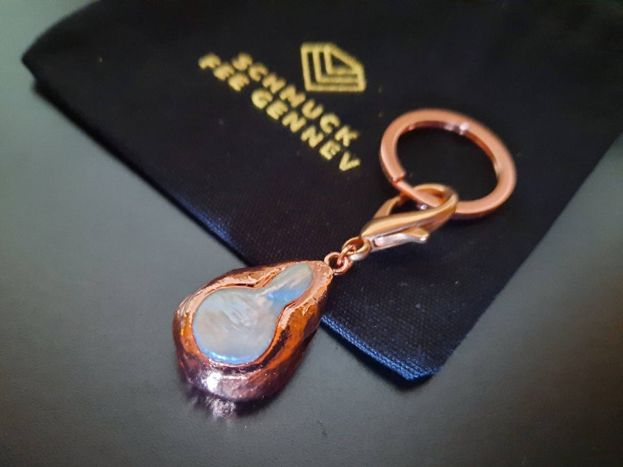 Rose gold keychain with gold-plated white freshwater pearl and gold-plated carabiner hook, pendant from Germany, handmade