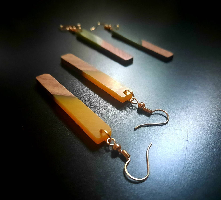 Lila-flieder wooden earrings in the shape of long sticks, made of walnut wood and synthetic resin, light purple, handmade, earrings, Germany, 7 cm