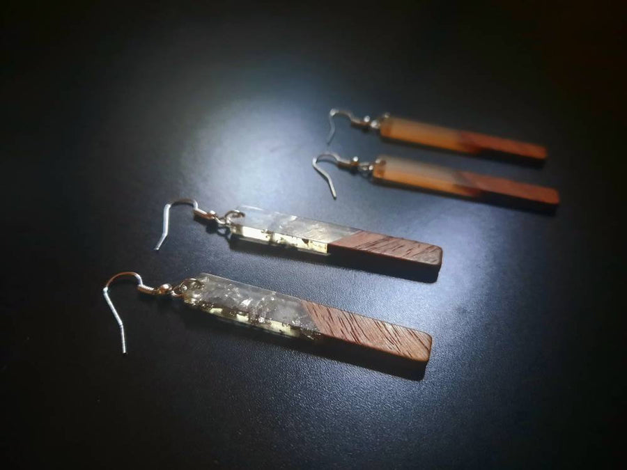 Lila-flieder wooden earrings in the shape of long sticks, made of walnut wood and synthetic resin, light purple, handmade, earrings, Germany, 7 cm