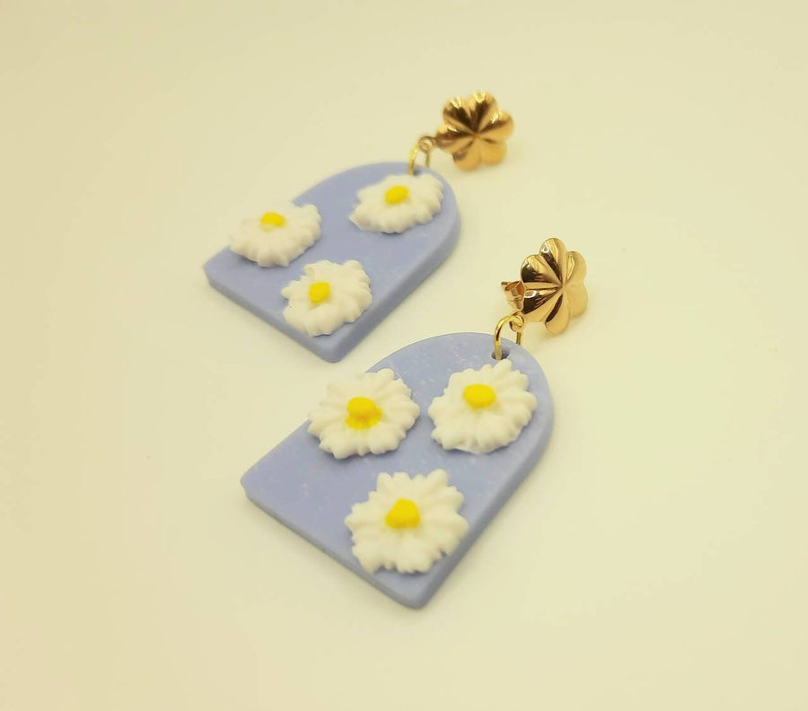 Light blue polymerclay earrings, made of blue polymerclay and white daisies, golden stud earrings, handmade, Germany, 5 cm, new