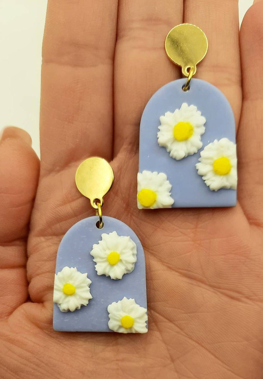 Light blue polymerclay earrings, made of blue polymerclay and white daisies, golden stud earrings, handmade, Germany, 5 cm, new