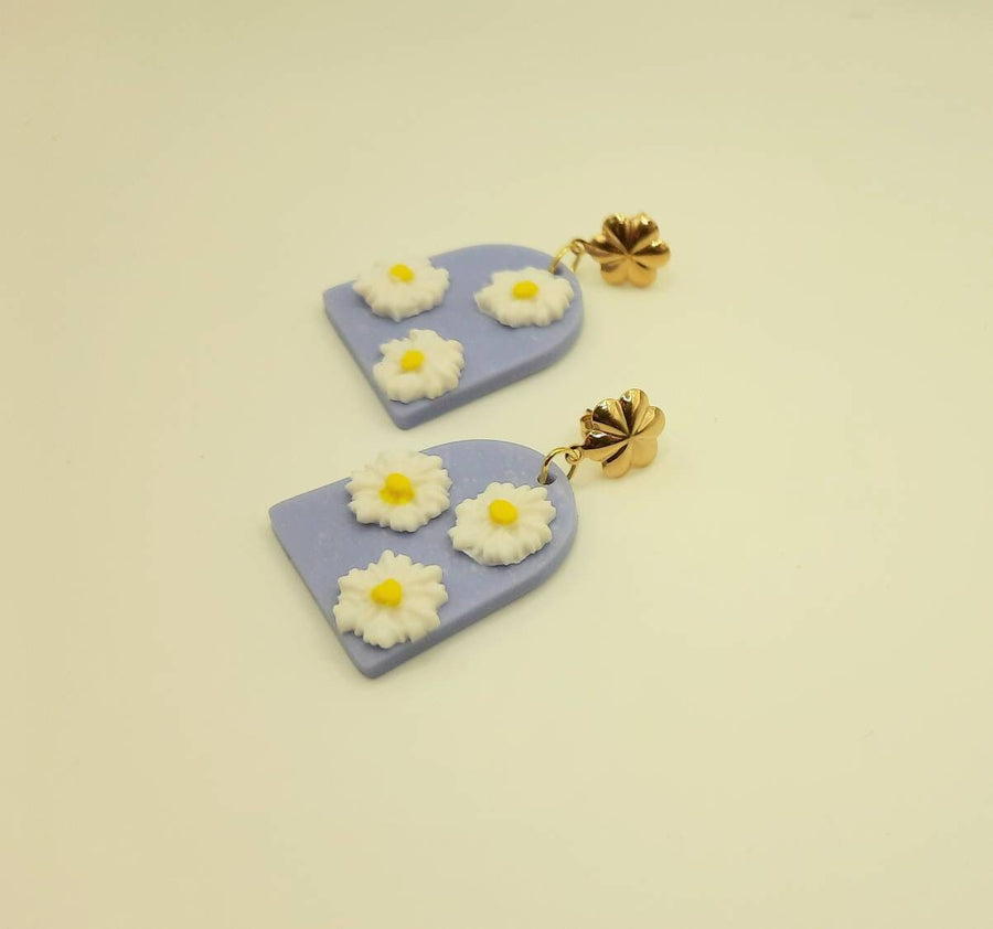 Light blue polymerclay earrings, made of blue polymerclay and white daisies, golden stud earrings, handmade, Germany, 5 cm, new