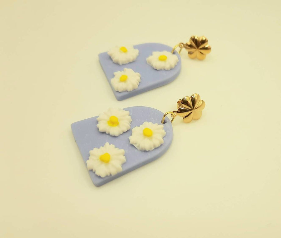 Light blue polymerclay earrings, made of blue polymerclay and white daisies, golden stud earrings, handmade, Germany, 5 cm, new