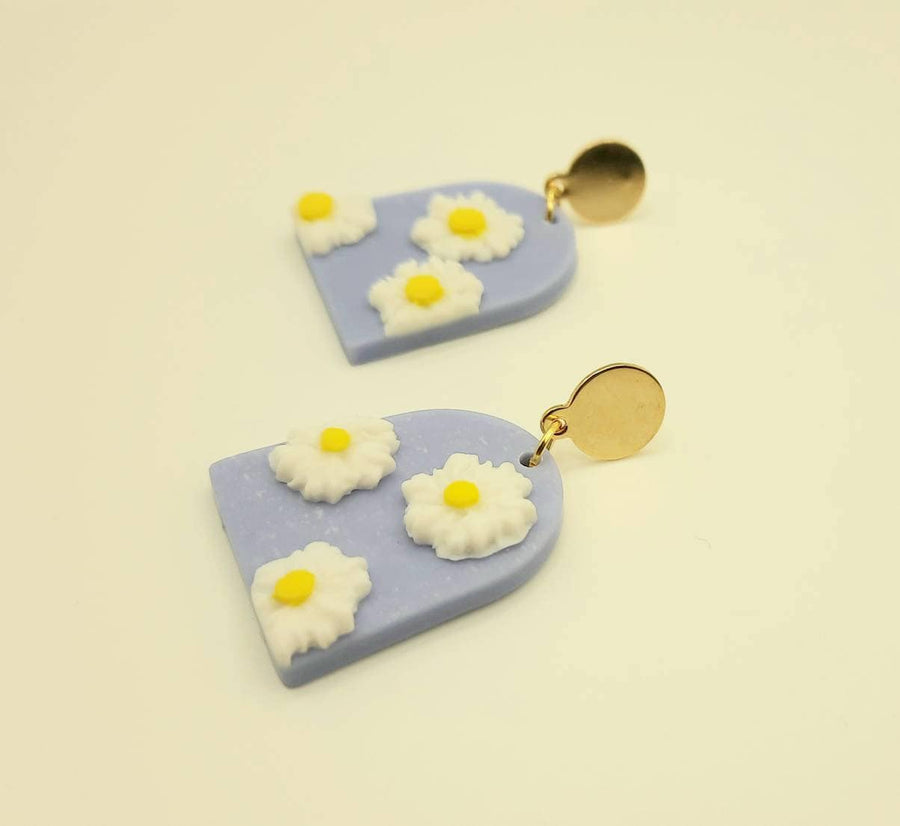 Light blue polymerclay earrings, made of blue polymerclay and white daisies, golden stud earrings, handmade, Germany, 5 cm, new