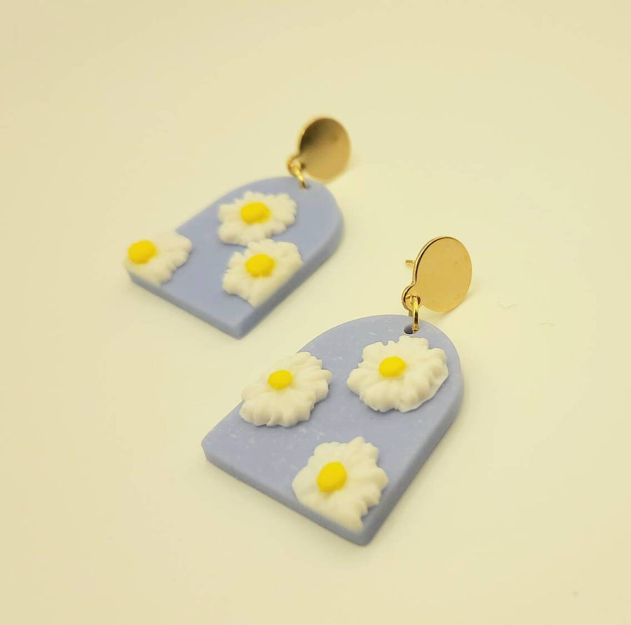 Light blue polymerclay earrings, made of blue polymerclay and white daisies, golden stud earrings, handmade, Germany, 5 cm, new