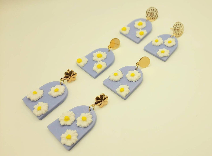 Light blue polymerclay earrings, made of blue polymerclay and white daisies, golden stud earrings, handmade, Germany, 5 cm, new