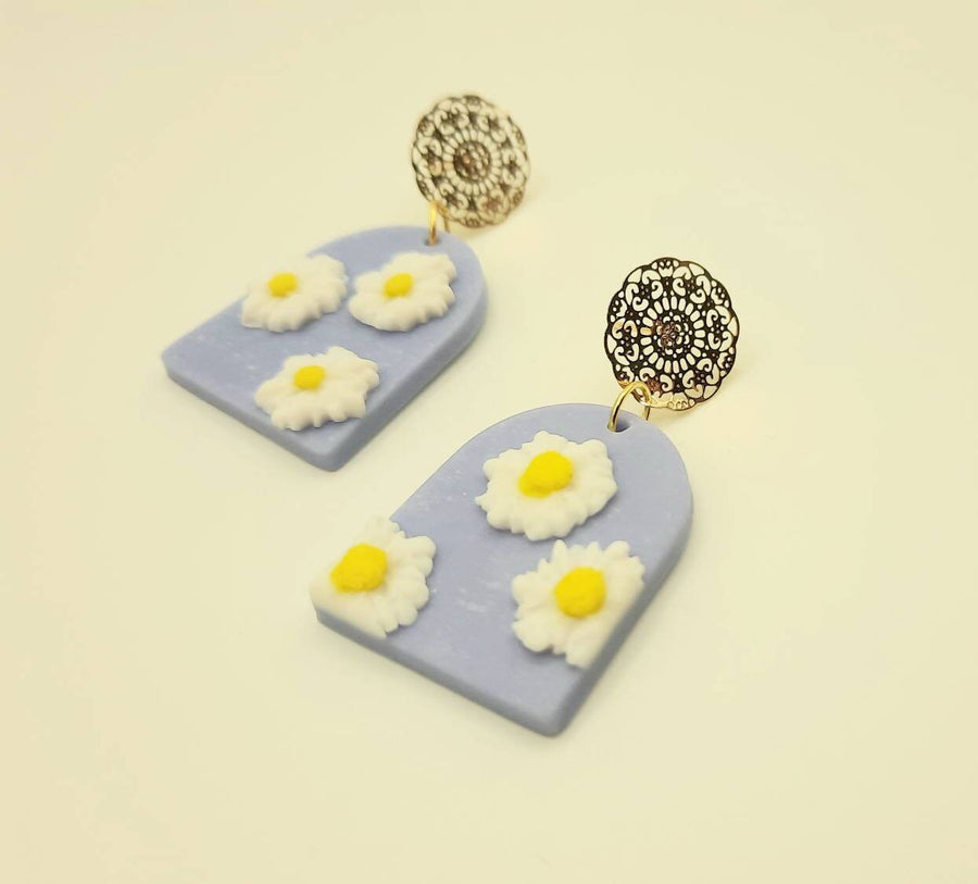 Light blue polymerclay earrings, made of blue polymerclay and white daisies, golden stud earrings, handmade, Germany, 5 cm, new