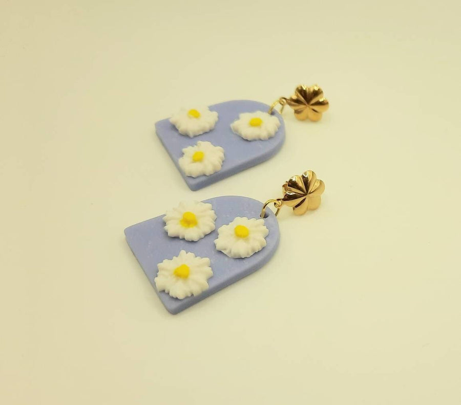 Light blue polymerclay earrings, made of blue polymerclay and white daisies, golden stud earrings, handmade, Germany, 5 cm, new