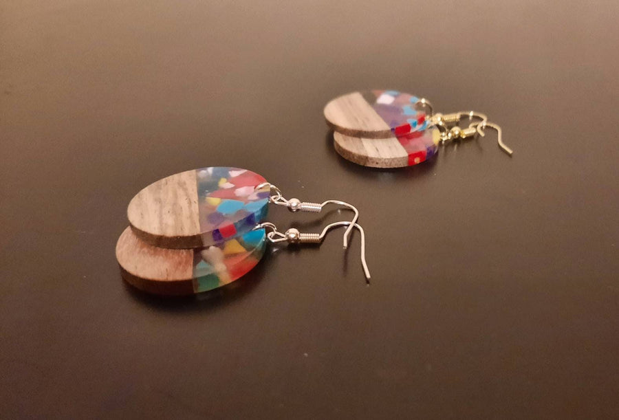 Colorful wooden earrings, circular, walnut wood, resin with splashes of color, handmade, hanging earrings, handmade earrings from Germany