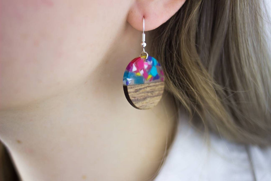 Colorful wooden earrings, circular, walnut wood, resin with splashes of color, handmade, hanging earrings, handmade earrings from Germany