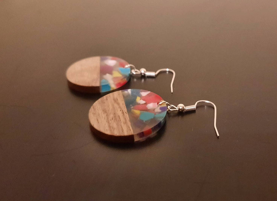 Colorful wooden earrings, circular, walnut wood, resin with splashes of color, handmade, hanging earrings, handmade earrings from Germany